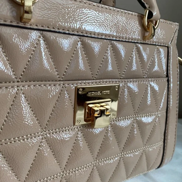 NWT Michael Kors Vivianne Quilted Soft Leather Messenger Purse in Oyster - Picture 2 of 7